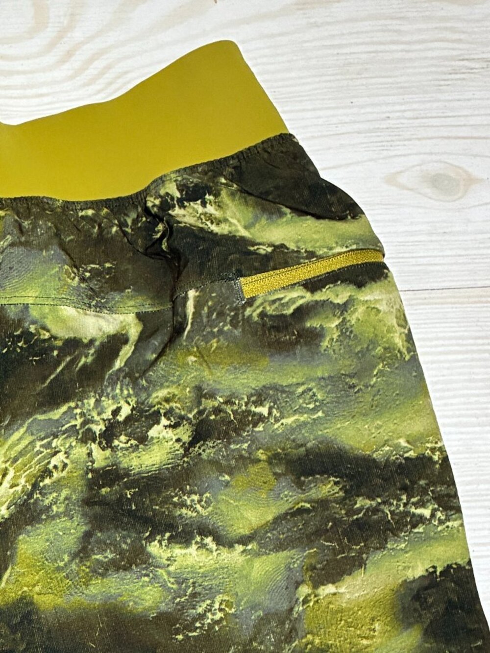 Lululemon Men's T.H.E. Linerless Short 7" in High Dive Auric Gold Multi Medium - Picture 3 of 6